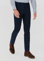 PAKO LORENTE – Granatowe spodnie męskie. Spodnie materiałowe męskie Pako Lorente, bez wzorów, z bawełny, casualowe. Za 99.99 zł.