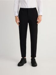 Spodnie chino slim z wiskozą - czarny. Czarne spodnie materiałowe męskie Reserved, bez wzorów, z dzianiny. W wyprzedaży za 89.99 zł.