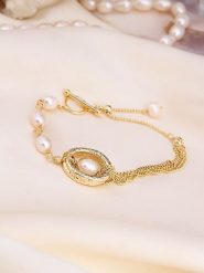 L'Atelier de Gaia Pozłacana bransoletka z perłami rozmiar: onesize. Białe bransoletki damskie L'Atelier de Gaia, pozłacane. Za 69.99 zł.