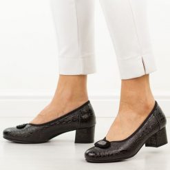 Czarne skórzane czółenka damskie Potocki 19488. Czarne czółenka damskie POTOCKI, bez wzorów, ze skóry, z okrągłym noskiem, bez obcasa, na obcasie. W wyprzedaży za 192.72 zł.