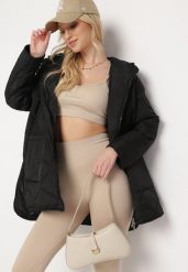 Czarna Kurtka Oversize z Kapturem z Ozdobnym Pikowaniem i Rozcięciem Klimella. Czarne kurtki damskie Born2be, l, bez wzorów, z kapturem. Za 239.99 zł.