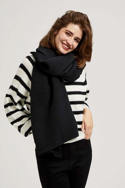 Prążkowany szalik czarny. Czarne szaliki i kominy damskie MOODO, bez wzorów, z poliesteru. W wyprzedaży za 27.99 zł.