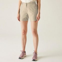 Spodenki turystyczne damskie Xanthi. Brązowe szorty damskie Regatta, bez wzorów, z bawełny, sportowe. Za 210.00 zł.