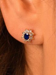 L instant d Or Złote kolczyki-wkrętki "Margherite saphir" z cyrkoniami i szafirami rozmiar: onesize. Niebieskie kolczyki damskie L instant d Or, z cyrkonią, złote. Za 630.99 zł.