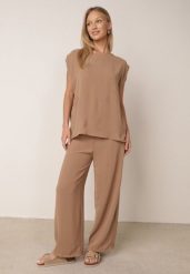 Beżowy Letni Komplet Bogaty w Wiskozę Bluzka Oversize z Haftem i Spodnie Abis. Brązowe spodnie materiałowe damskie Born2be, z aplikacjami, z wiskozy, eleganckie. Za 79.99 zł.
