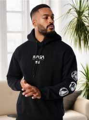 Bluza z kapturem NASA - czarny. Czarne bluzy z kapturem męskie Sinsay, l. W wyprzedaży za 45.99 zł.