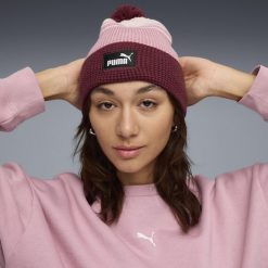 Czapka beanie średniej głębokości Essentials z pomponem PUMA. Czerwone czapki zimowe damskie Puma. Za 89.00 zł.