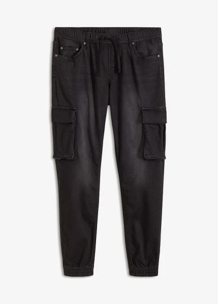 Jeansy dresowe z kieszeniami cargo, slim fit, straight, z gumką w talii. Czarne jeansy męskie bonprix. Za 169.99 zł.