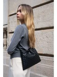 Victor & Hugo Paris Skórzana torebka "Eloa" w kolorze czarnym - 23 x 13 x 8 cm rozmiar: onesize. Czarne torebki klasyczne damskie Victor & Hugo Paris, bez wzorów, z materiału, bez dodatków. Za 427.42 zł.