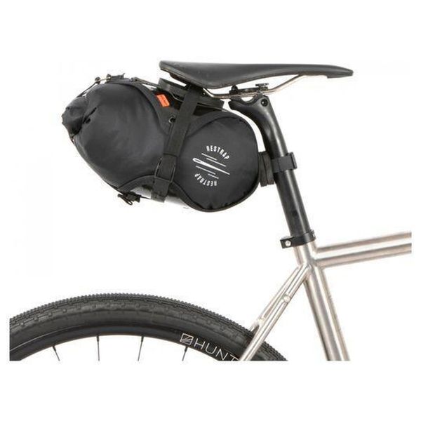 Torba pod siodełko na rower Bagagerievelo Race Saddle Bag 7L RESTRAP. Czarne torebki klasyczne damskie RESTRAP, bez wzorów, bez dodatków. W wyprzedaży za 564.30 zł.