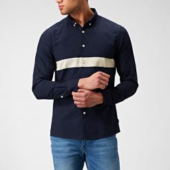 LEE SS LEESURE SHIRT MĘSKA KOSZULA MATERIAŁOWA MIDNIGHT BLUE L66GKKEN 112116405. Niebieskie koszule męskie Lee, l, bez wzorów, z materiału, bez kołnierzyka, bez ramiączek. Za 159.99 zł.