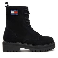 Botki Tommy Jeans. Czarne botki damskie Tommy Jeans, z jeansu, bez obcasa, na płaskiej podeszwie, bez zapięcia. Za 799.99 zł.