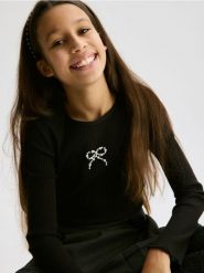 Prążkowana koszulka z aplikacją - czarny. Czarne koszulki dziewczęce Reserved, z aplikacjami, z bawełny, bez ramiączek. Za 45.99 zł.