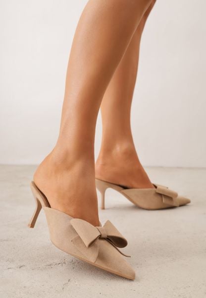 Ciemnobeżowe Klapki Mule na Szpilce z Kokardką Kimoseis. Brązowe klapki damskie Renee, z aplikacjami, z materiału, bez obcasa, na obcasie. Za 109.99 zł.