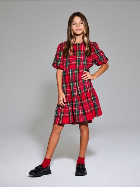 Sukienka babydoll w kratę - czerwony. Czerwone sukienki dziewczęce Sinsay, bez wzorów, bez ramiączek. W wyprzedaży za 29.99 zł.