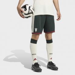 Spodenki z trzeciego zestawu Manchester United 26/27. Zielone szorty męskie Adidas, z materiału, bez kołnierzyka. Za 199.00 zł.