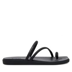 Japonki Crocs. Czarne klapki damskie Crocs, bez wzorów, bez obcasa. Za 149.99 zł.