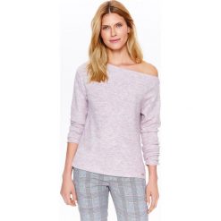 SWETER DAMSKI Z DEKOLTEM W ŁÓDKĘ W KOLORZE DELIKATNEGO RÓŻU. Czerwone swetry klasyczne damskie TOP SECRET, na lato, z dzianiny, bez kołnierzyka. W wyprzedaży za 64.99 zł.