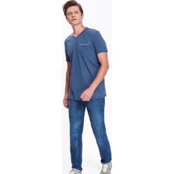 T-SHIRT MĘSKI W SEREK Z NADRUKIEM. Niebieskie t-shirty męskie TOP SECRET, na jesień, l, bez wzorów, z bawełny, bez kołnierzyka. W wyprzedaży za 29.99 zł.
