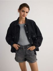 Szorty jeansowe - szary. Szare szorty damskie Reserved, bez wzorów, z denimu, klasyczne. W wyprzedaży za 69.99 zł.