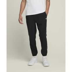 Spodnie tenisowe męskie Wilson Team. Czarne spodnie materiałowe męskie Wilson, bez wzorów, sportowe. W wyprzedaży za 157.25 zł.