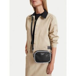 Torebka Reebok. Czarne listonoszki damskie Reebok, bez wzorów, bez dodatków. Za 129.99 zł.