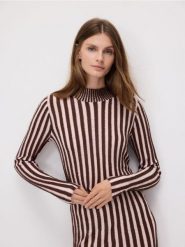 Sweter w prążki - ciemnobrązowy. Brązowe swetry klasyczne damskie Reserved, l, z dzianiny, bez kołnierzyka. Za 119.99 zł.