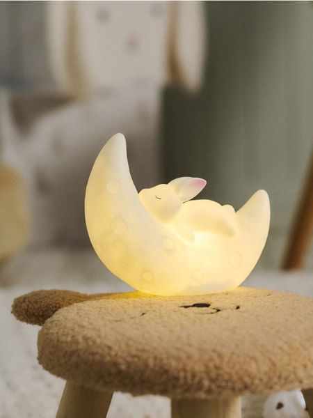 Lampa nocna z motywem śpiącego króliczka - biały. Białe koszule nocne damskie Sinsay, bez wzorów. Za 15.99 zł.