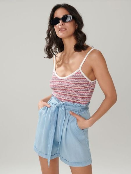 Szorty z paskiem - niebieski. Niebieskie szorty damskie Sinsay, bez wzorów. W wyprzedaży za 12.99 zł.