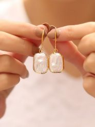 L'Atelier de Gaia Pozłacane kolczyki-kreole z perłami rozmiar: onesize. Białe kolczyki damskie L'Atelier de Gaia, z perłą, pozłacane, z zapięciem typu bigiel. Za 56.99 zł.