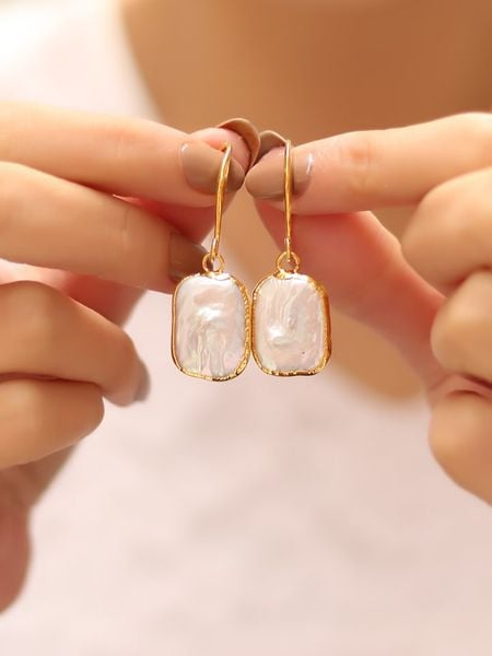 L'Atelier de Gaia Pozłacane kolczyki-kreole z perłami rozmiar: onesize. Białe kolczyki damskie L'Atelier de Gaia, z perłą, pozłacane, z zapięciem typu bigiel. Za 43.99 zł.