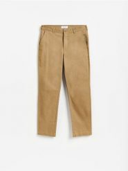 Spodnie chino straight - beżowy. Brązowe spodnie materiałowe męskie Reserved, bez wzorów, z bawełny. Za 129.99 zł.