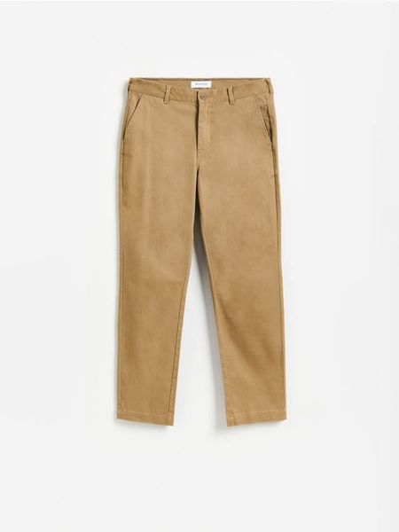 Spodnie chino straight - beżowy. Brązowe spodnie materiałowe męskie Reserved, bez wzorów, z bawełny. Za 129.99 zł.