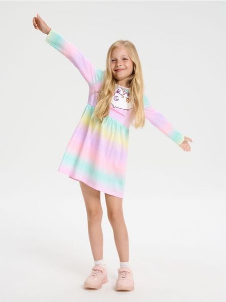 Sukienka z długim rękawem Pusheen the Cat - wielobarwny. Sukienki dziewczęce Sinsay, bez wzorów, bez ramiączek, długie. W wyprzedaży za 8.99 zł.