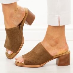 Brązowe skórzane klapki damskie na obcasie T.Sokolski 365. Brązowe klapki damskie Sokolski, bez wzorów, z jeansu, bez obcasa, na obcasie. Za 219.00 zł.