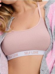 Sportowy top z wyjmowanymi miseczkami - fioletowy. Fioletowe topy sportowe damskie Sinsay, l, bez wzorów, bez ramiączek. Za 14.99 zł.