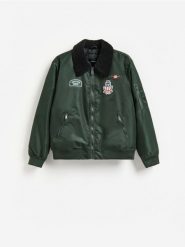 Kurtka bomberka z kołnierzem - ciemnozielony. Zielone kurtki męskie Reserved, l, bez wzorów, z tkaniny, bez kaptura. Za 259.99 zł.
