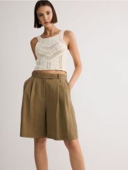 Szorty z lyocellem - oliwkowy. Zielone szorty damskie Reserved, bez wzorów, z lyocellu. W wyprzedaży za 65.99 zł.