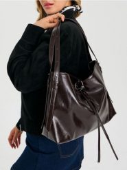 Torebka hobo z imitacji lakierowanej skóry - czerwony. Czerwone torebki klasyczne damskie Sinsay, bez wzorów, ze skóry, bez dodatków. Za 49.99 zł.