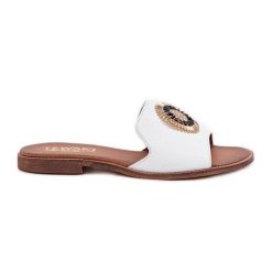 Lewski Shoes Skórzane Klapki Z Ozdobą Na Płaskim Obcasie Lewski 3047/O Białe. Białe klapki damskie z aplikacjami, ze skóry, bez obcasa, na płaskiej podeszwie. Za 432.39 zł.