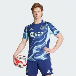 Koszulka Ajax Amsterdam 25/26 Away. Niebieskie t-shirty sportowe męskie Adidas, bez ramiączek, do piłki nożnej. Za 439.00 zł.