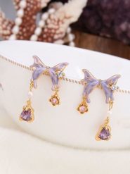 Pierres de Jade Pozłacane kolczyki-wkrętki z perłami i cyrkoniami rozmiar: onesize. Różowe kolczyki damskie Pierres de Jade, z cyrkonią, pozłacane. Za 69.99 zł.