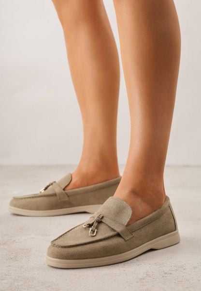 Jasnozielone Mokasyny z Imitacji Zamszu Zdobione Zawieszką i Przeszyciem Aezoris. Zielone mokasyny damskie Renee, z jeansu. Za 99.99 zł.