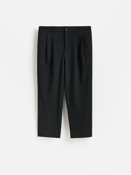 Spodnie jogger z dodatkiem wiskozy - czarny. Czarne spodnie materiałowe męskie Reserved, bez wzorów, z tkaniny. Za 159.99 zł.
