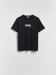 T-shirt z nadrukiem NASA - czarny. Czarne t-shirty męskie Reserved, l, bez wzorów, z bawełny, bez kołnierzyka. Za 59.99 zł.