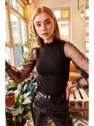 Olalook Bluzka w kolorze czarnym rozmiar: L. Czarne bluzki damskie Olalook, l, bez wzorów, z tiulu, bez kołnierzyka, bez ramiączek. Za 47.94 zł.