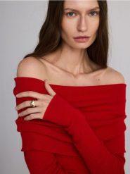 Sweter z domieszką wełny - czerwony. Czerwone swetry klasyczne damskie Reserved, l, z dzianiny, bez kołnierzyka. W wyprzedaży za 49.99 zł.