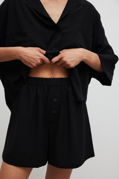 Krótkie szorty z lnem w kolorze BLACK - ARCOS-M. Czarne szorty damskie Marsala, bez wzorów, ze lnu. Za 179.90 zł.