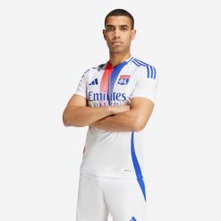 Koszulka piłkarska ADIDAS Olympique Lyonnais domowa sezon 24/25. Czerwone bluzki sportowe damskie Adidas, s, z materiału, bez ramiączek, do piłki nożnej. Za 229.99 zł.