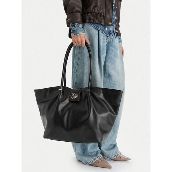 Torebka Nine West. Czarne torebki klasyczne damskie Nine West, bez wzorów, bez dodatków. Za 269.99 zł.